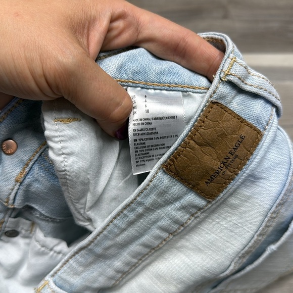 American Eagle Outfitters Light Wash high rise shortie Jean Shorts size 6 - Picture 5 of 7